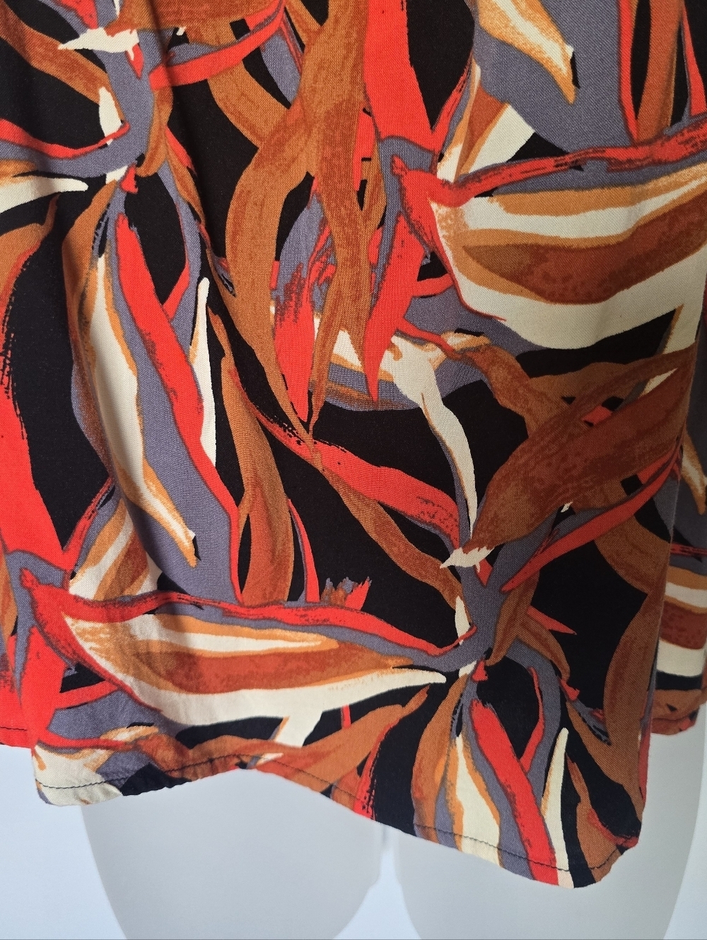 Evereve smocked tank top tropical abstract rust, red, black, cream Womans Medium - Picture 5 of 8